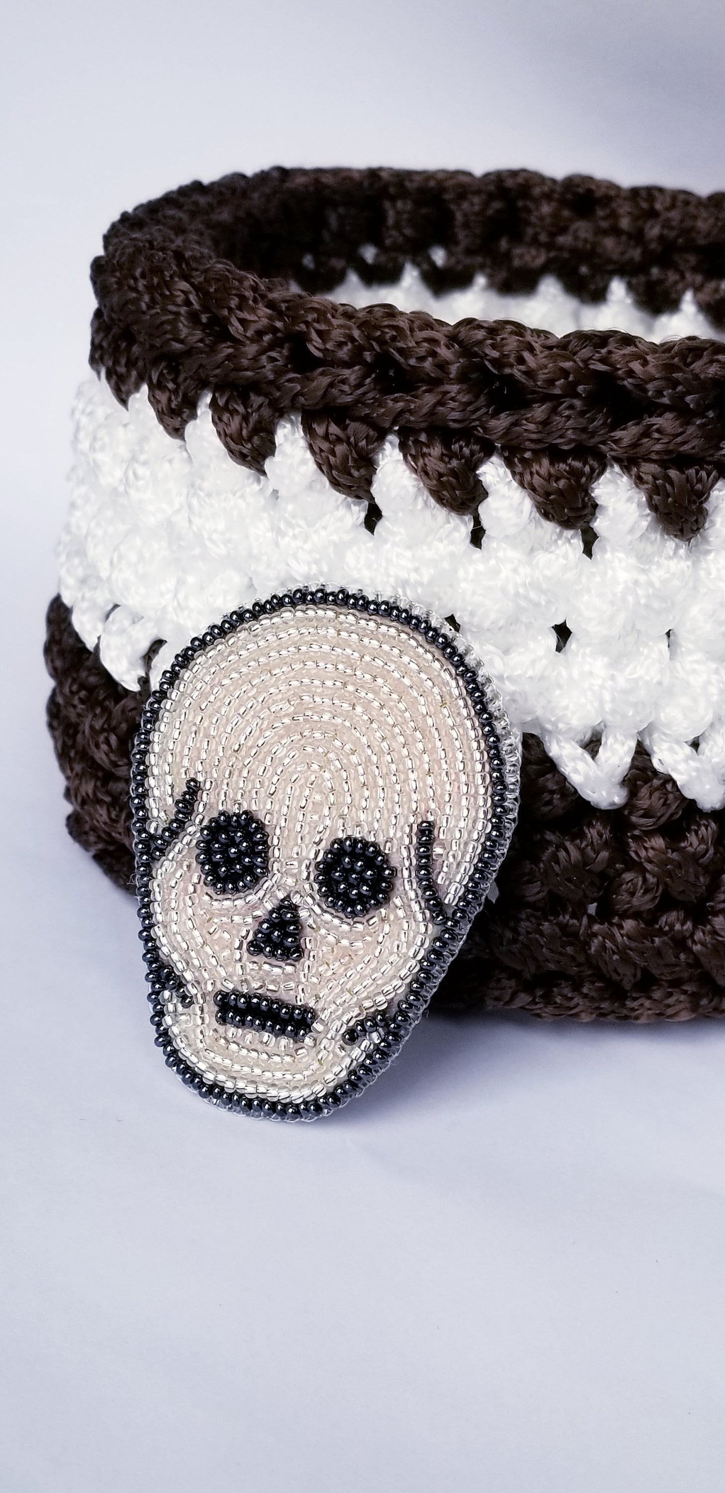 Perlenstickerei Totenkopf Brosche Perlenbrosche Frauen Schmuck Bestickte Saatperlenschädel Geschenk Für Sie von DesignbyRKBoutique