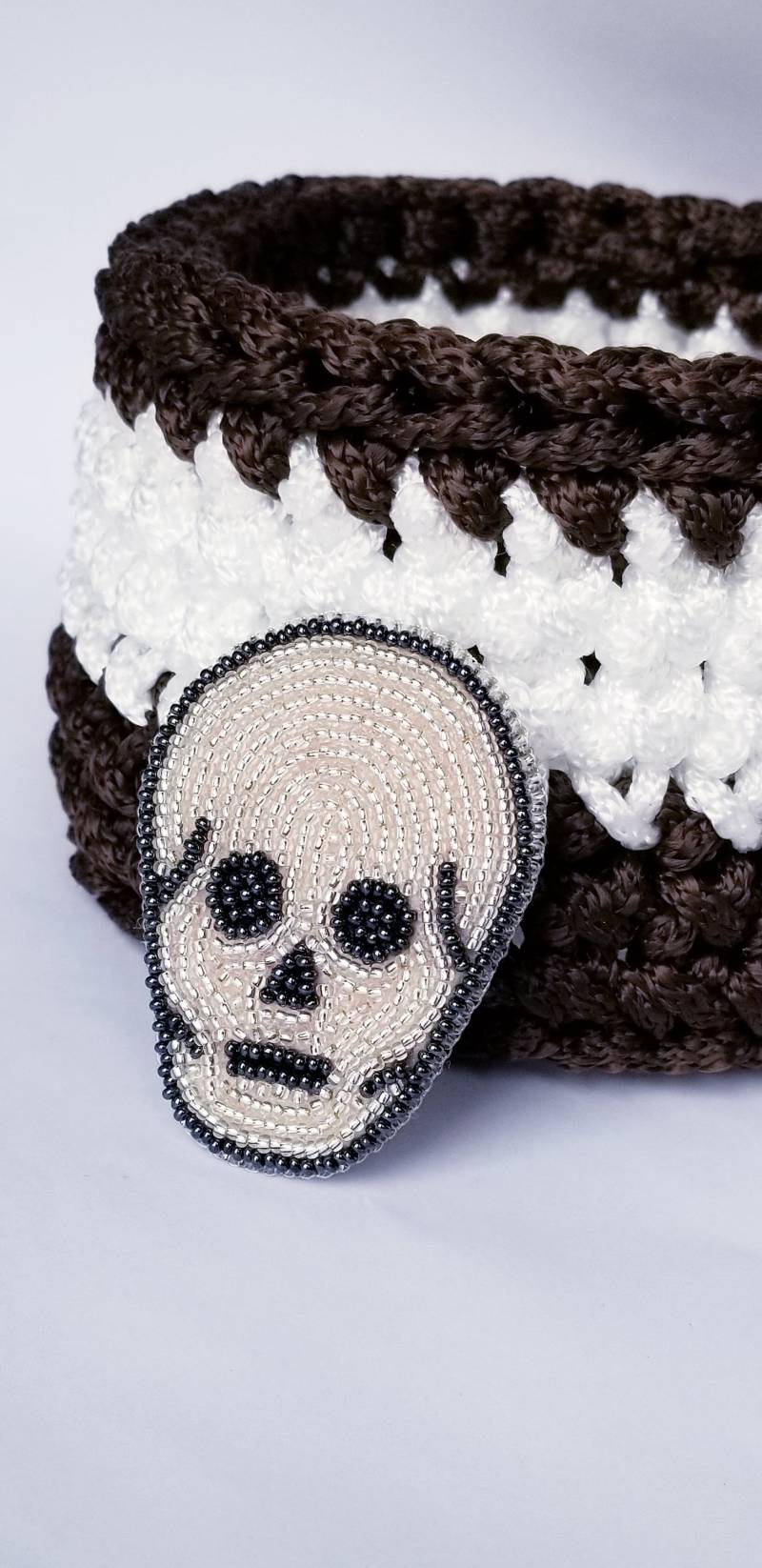 Perlenstickerei Totenkopf Brosche Perlenbrosche Frauen Schmuck Bestickte Saatperlenschädel Geschenk Für Sie von DesignbyRKBoutique