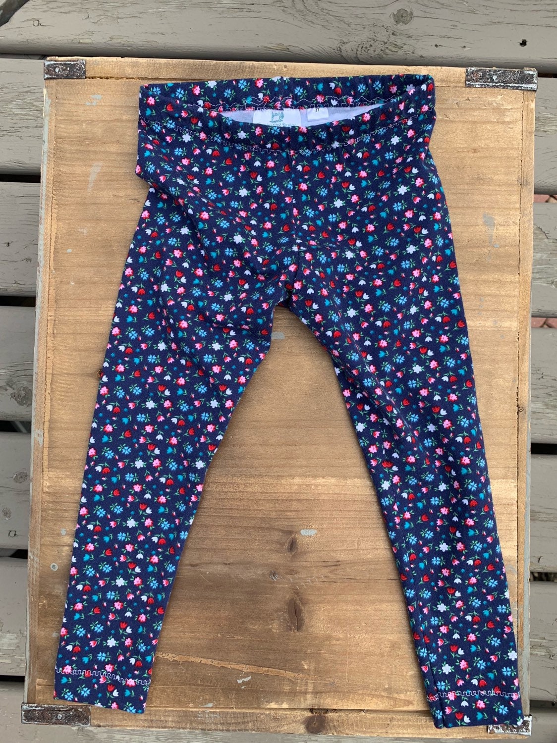 Blaue Florale Leggings, Navy Flower Print Boho Mädchen Leggings - Größe 2-5 von DesignbySandee
