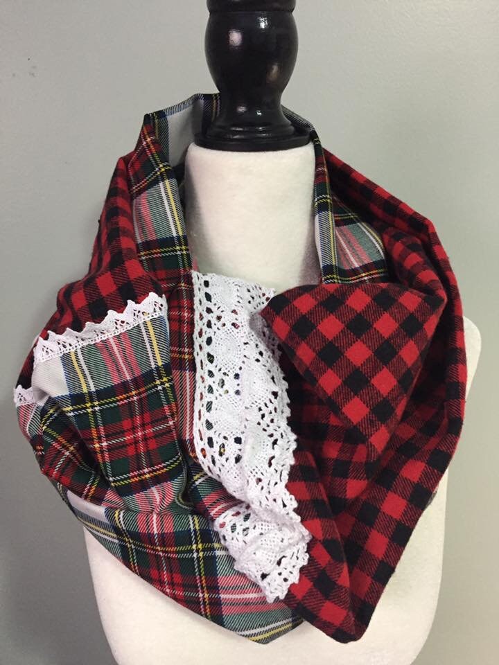 Kariertes Spitzen-Infinity-Halstuch von DesignbySandee