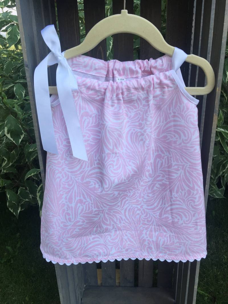 Rosa Baby Sonnenkleid, Sonnenkleid Mit 100% Baumwolle Und Weiß Print von DesignbySandee