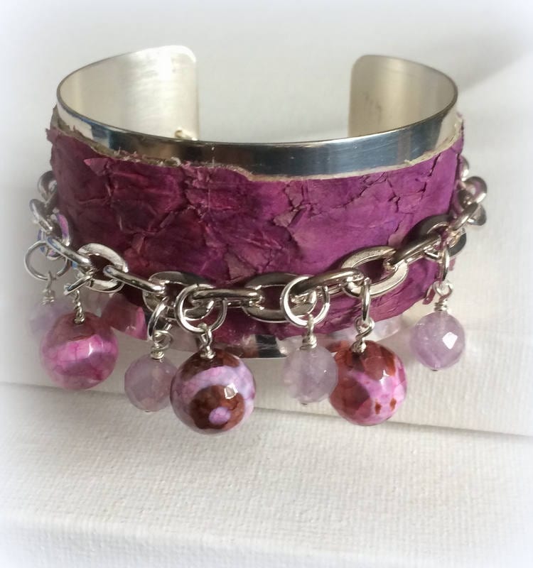 Silber Und Rosa Leder Charm Manschetten Silber Und Rosa Leder Charm Manschetten von DesignbySheila