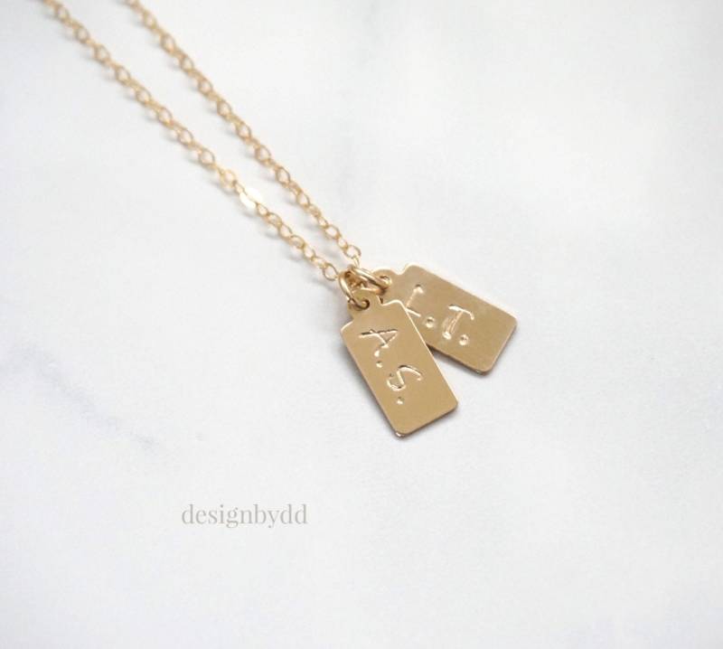 Gold Namensschild Halskette, Personalisierte Tag Kleine Dog Vertikale Bar Hochzeitsschmuck, Neue Mutter Geschenk von Designbydd