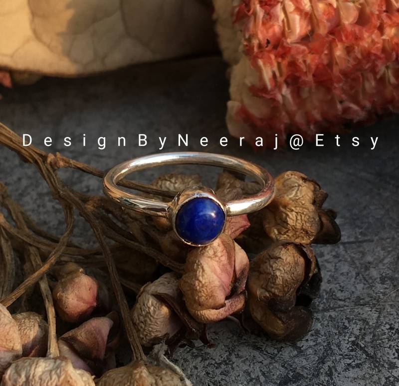 Natürlicher Lapis Lazuli Ring, Rund Cab Einfache Edelstein 925 Sterling Silber Blauer Handgemachter Schmuck von Designbyneeraj