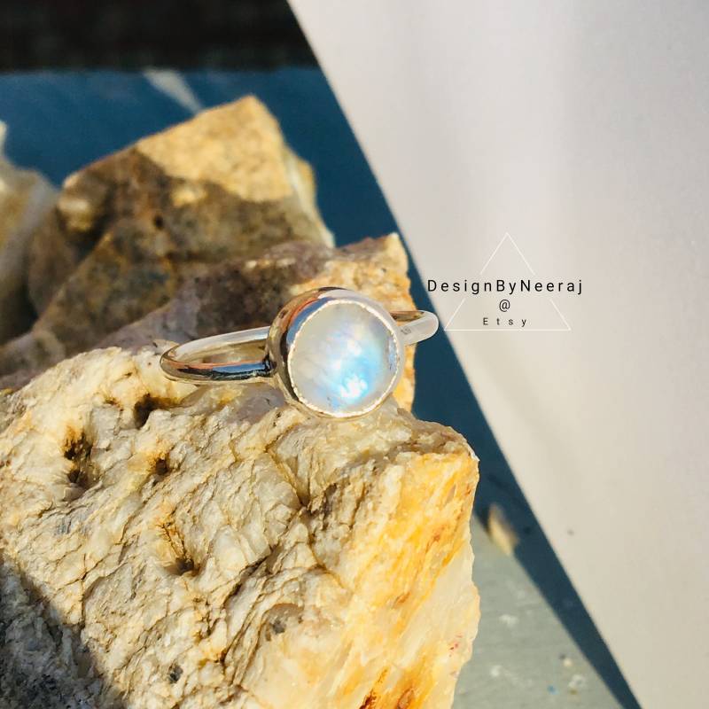 Natürlicher Regenbogen Mondstein I Massiv 925 Sterling Silber Schöner Ring Handgefertigter Edelstein Frauen Geschenk Für Sie von Designbyneeraj