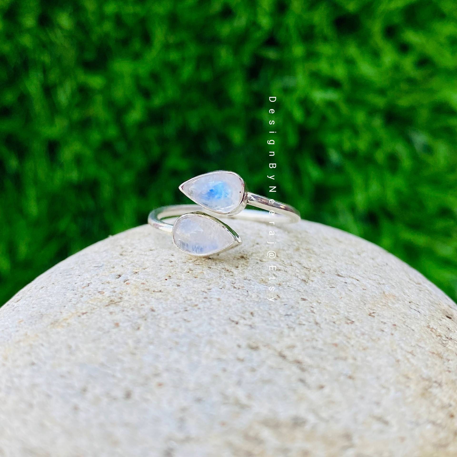 Natürlicher Regenbogen Mondstein Ring, 925 Sterling Silber, Handgemachter Schmuck, Birne Blue Fire Mondstein, Frauen Geschenk Für Sie von Designbyneeraj