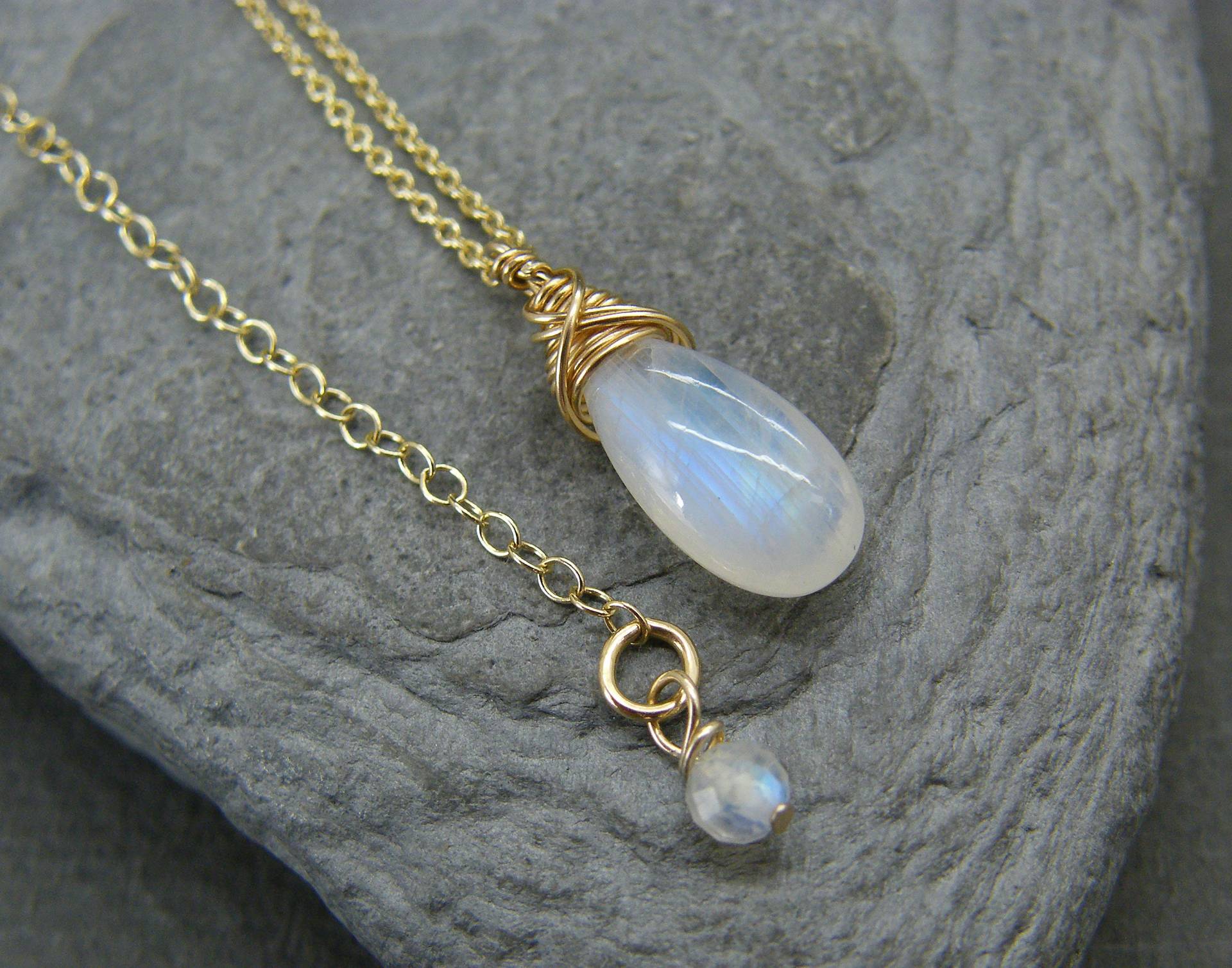 9 Karat Gold Mondstein Anhänger Halskette Edelstein Schmuck 9 Karat Gold Mondstein Anhänger Halskette Edelstein Schmuck von DesignedByAnnemarie