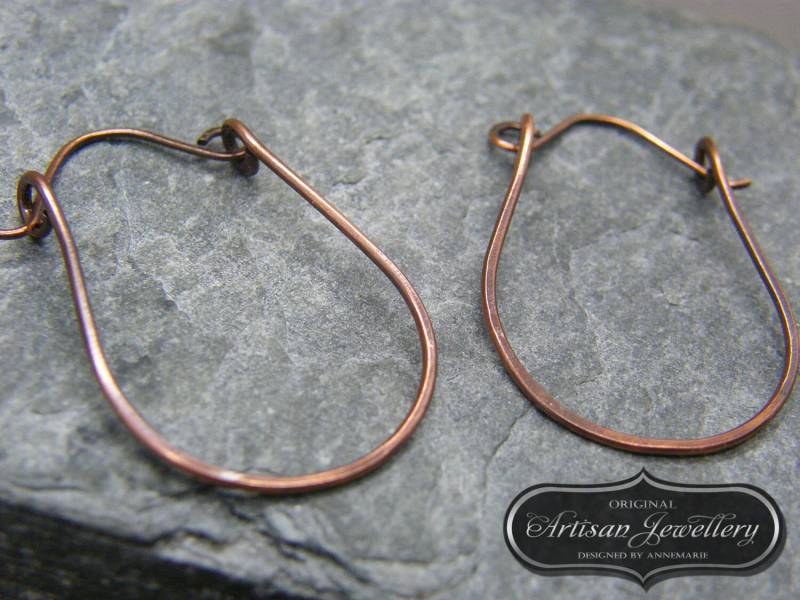 Antike Kupfer Hoop Ohrringe Handgeschmiedete Boho Anhänger von DesignedByAnnemarie
