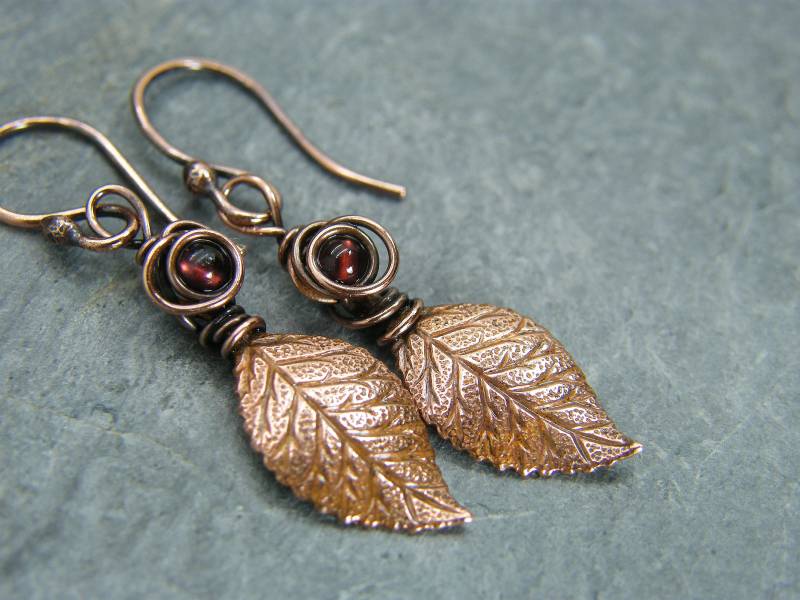 Granat Blatt Ohrringe Handgefertigter Januar Geburtsstein Aus Kupfer Granat Blatt Ohrringe Handgefertigter Januar Geburtsstein Aus Kupfer von DesignedByAnnemarie