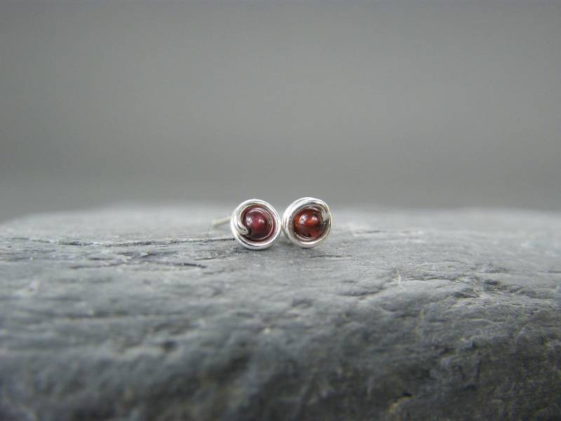 Handgefertigte Granat Sterling Silber Ohrstecker Januar Geburtsstein Handgefertigte Granat Sterling Silber Ohrstecker Januar Geburtsstein von DesignedByAnnemarie