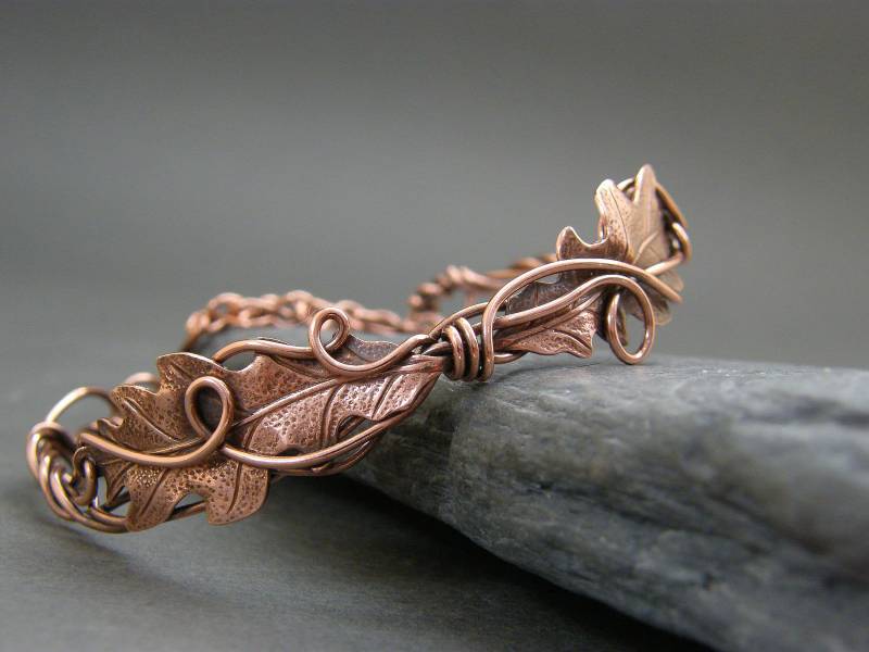 Handgefertigter Armreif Aus Kupfer Mit Eichenlaub Einstellbar Draht Armband Handgefertigter Armreif Aus Kupfer Mit Eichenlaub Einstellbar Draht Armband von DesignedByAnnemarie
