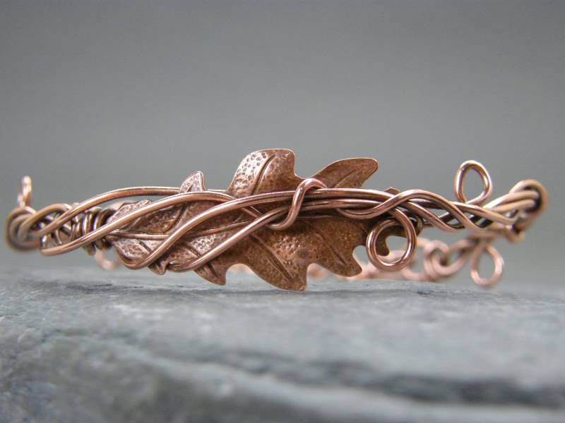 Handgefertigter Armreif Aus Kupfer Und Eichenblatt von DesignedByAnnemarie