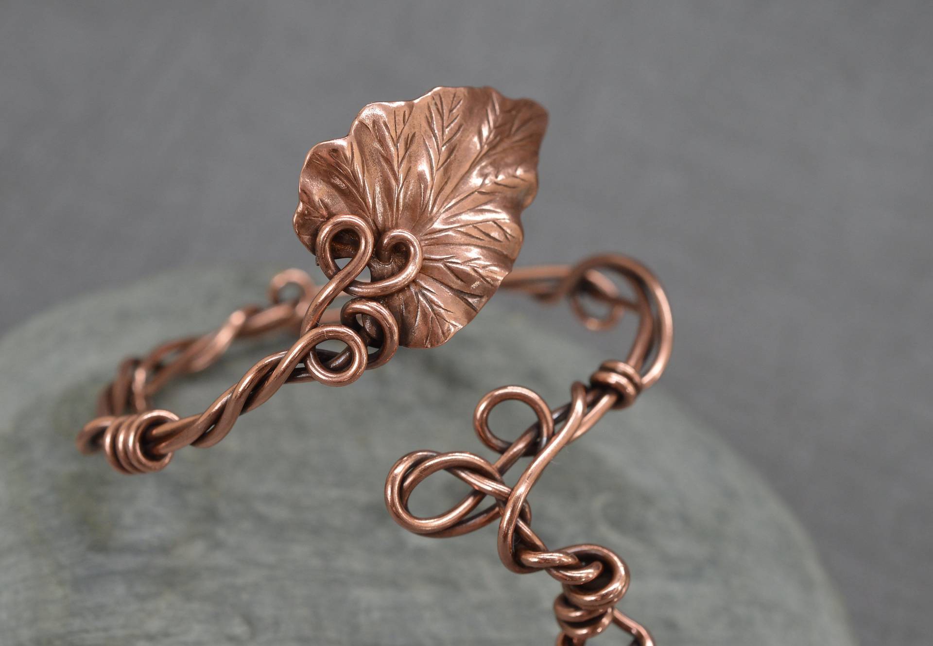 Handgemachter Armreif Aus Kupfer in Blattform Verstellbarer Waldschmuck Handgemachter Armreif Aus Kupfer in Blattform Verstellbarer Waldschmuck von DesignedByAnnemarie