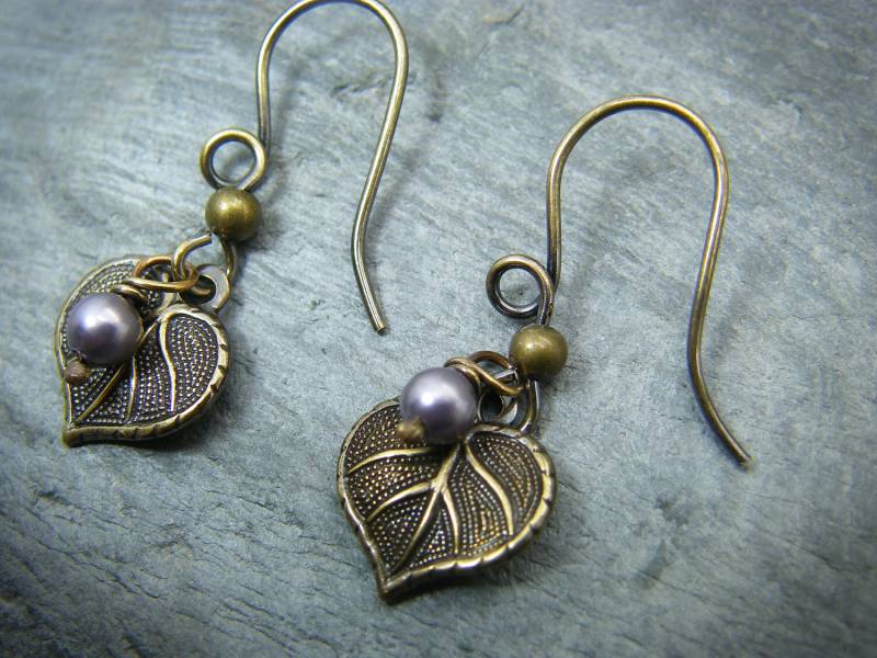 Messing Blatt Ohrringe Lila Swarovski Perle, Naturschmuck Messing Blatt Ohrringe Lila Swarovski Perle, Naturschmuck von DesignedByAnnemarie