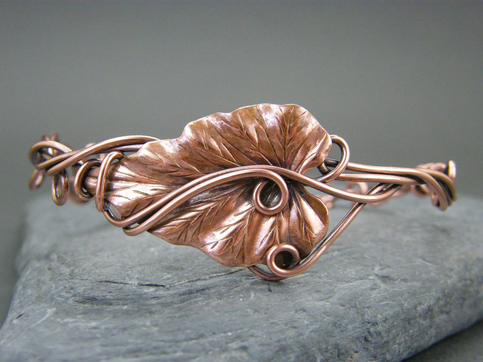 Verstellbarer Armreif Aus Kupferblättern Draht Gewickelt Woodland Armband Verstellbarer Armreif Aus Kupferblättern Draht Gewickelt Woodland Armband von DesignedByAnnemarie