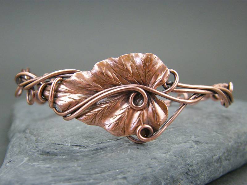 Verstellbarer Armreif Aus Kupferblättern Draht Gewickelt Woodland Armband Verstellbarer Armreif Aus Kupferblättern Draht Gewickelt Woodland Armband von DesignedByAnnemarie