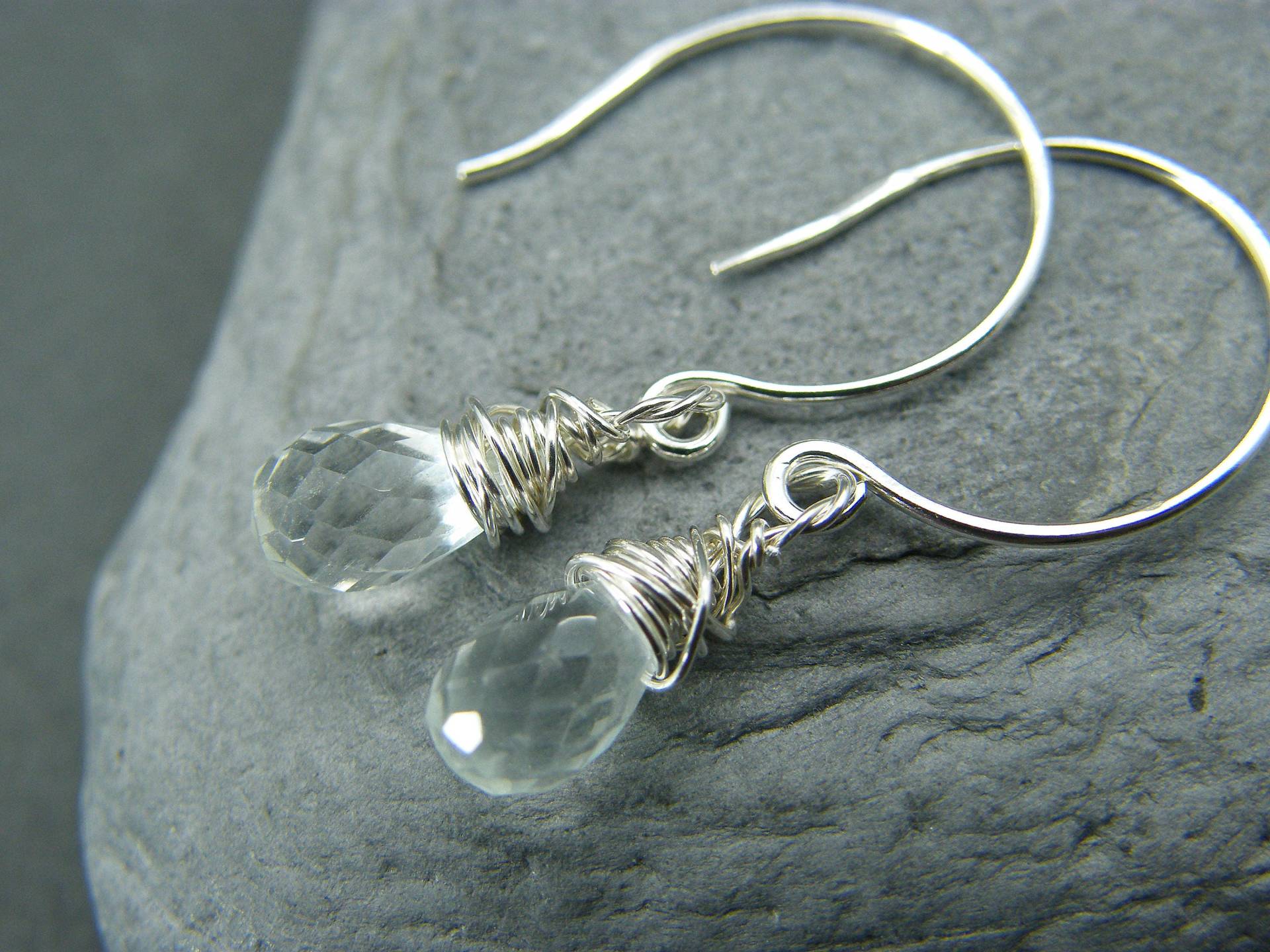 sterling Silber Aquamarin Ohrringe Draht Gewickelt Edelstein Creolen sterling Silber Aquamarin Ohrringe Draht Gewickelt Edelstein Creolen von DesignedByAnnemarie