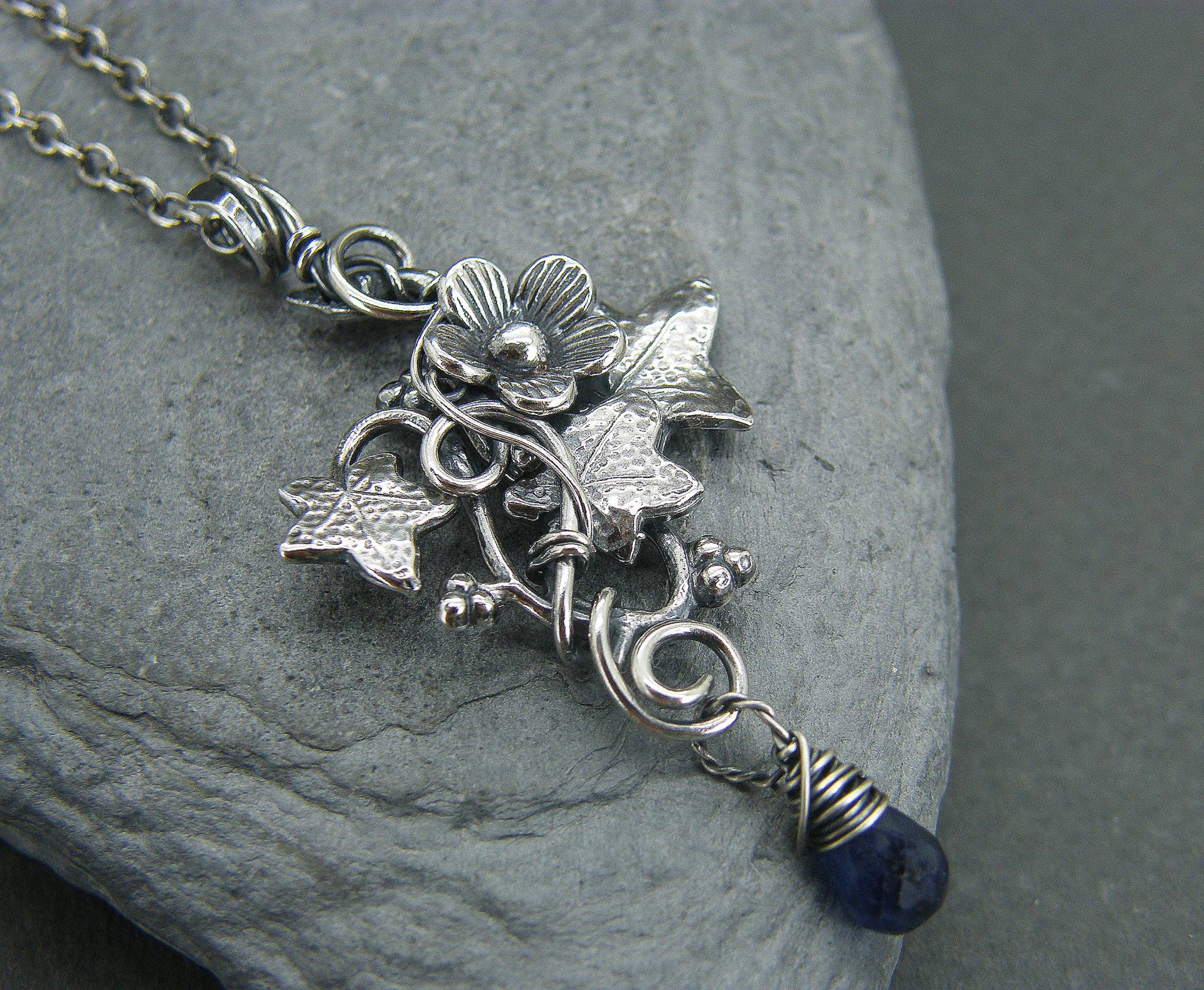 sterling Silber Efeu-Blatt-Halskette Mit Saphir Geburtsstein-Anhänger sterling Silber Efeu-Blatt-Halskette Mit Saphir Geburtsstein-Anhänger von DesignedByAnnemarie