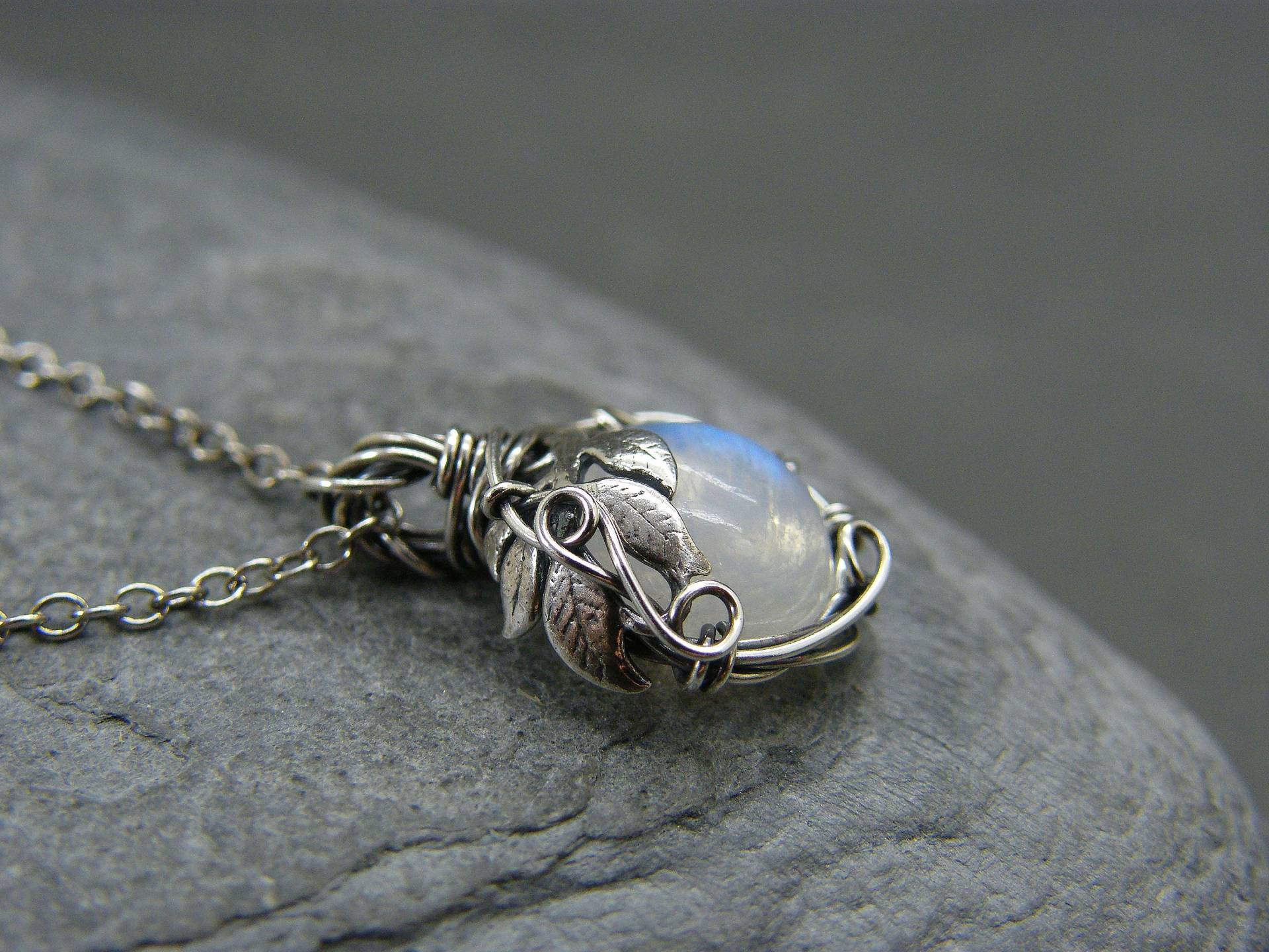 sterling Silber Mondstein Blatt Anhänger Halskette Handgemachter Schmuck sterling Silber Mondstein Blatt Anhänger Halskette Handgemachter Schmuck von DesignedByAnnemarie