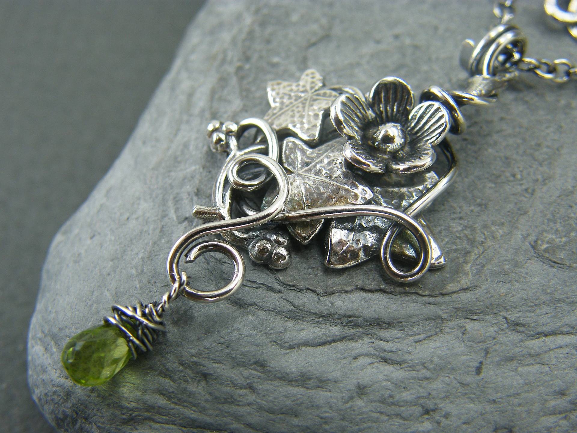 sterling Silber Peridot Halskette August Birthstone Efeu Blatt Anhänger sterling Silber Peridot Halskette August Birthstone Efeu Blatt Anhänger von DesignedByAnnemarie