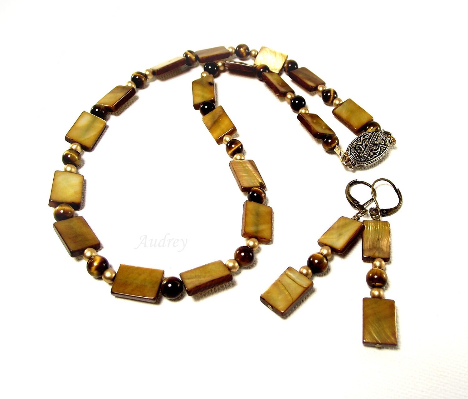 Gold Perlenkette Und Ohrringe Set - Goldene Perlmutt Tigerauge Halskette Mit Passenden Ohrringen Gold Perlenkette Und Ohrringe Set - Goldene Perlmutt Tigerauge Halskette Mit Passenden Ohrringen von DesignedByAudrey
