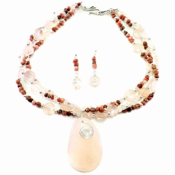 Rosa Halskette - Rosenquarz Und Rhodonit Dreistrang Mit Passenden Ohrringen Set Rosa Halskette - Rosenquarz Und Rhodonit Dreistrang Mit Passenden Ohrringen Set von DesignedByAudrey