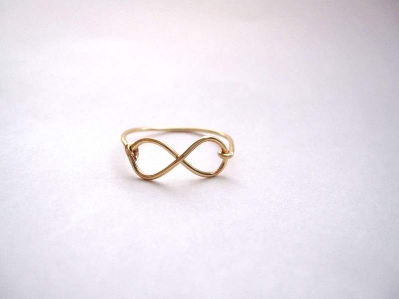 Geschenk - Gold Infinity Ring , Seitlich Ringe, Einfacher von DesignedByLei