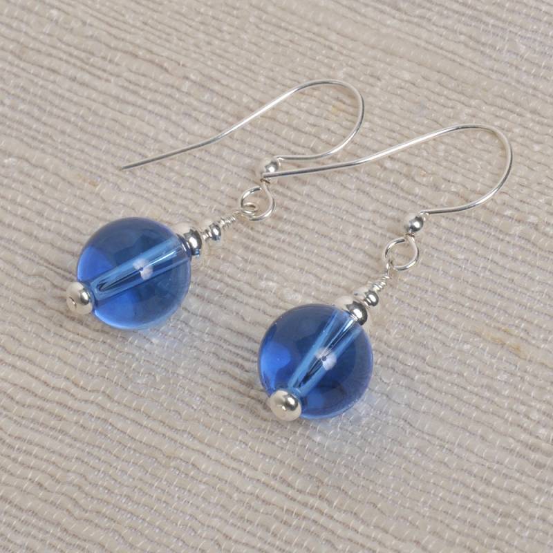Hübsche Blaue Ohrringe, 10 Mm Runde Glas Perlenohrring, Silber Farbige Perlen, Periwinkle Farbe Hübsche Blaue Ohrringe, 10 Mm Runde Glas Perlenohrring, Silber Farbige Perlen, Periwinkle Farbe von DesignedByLisbet