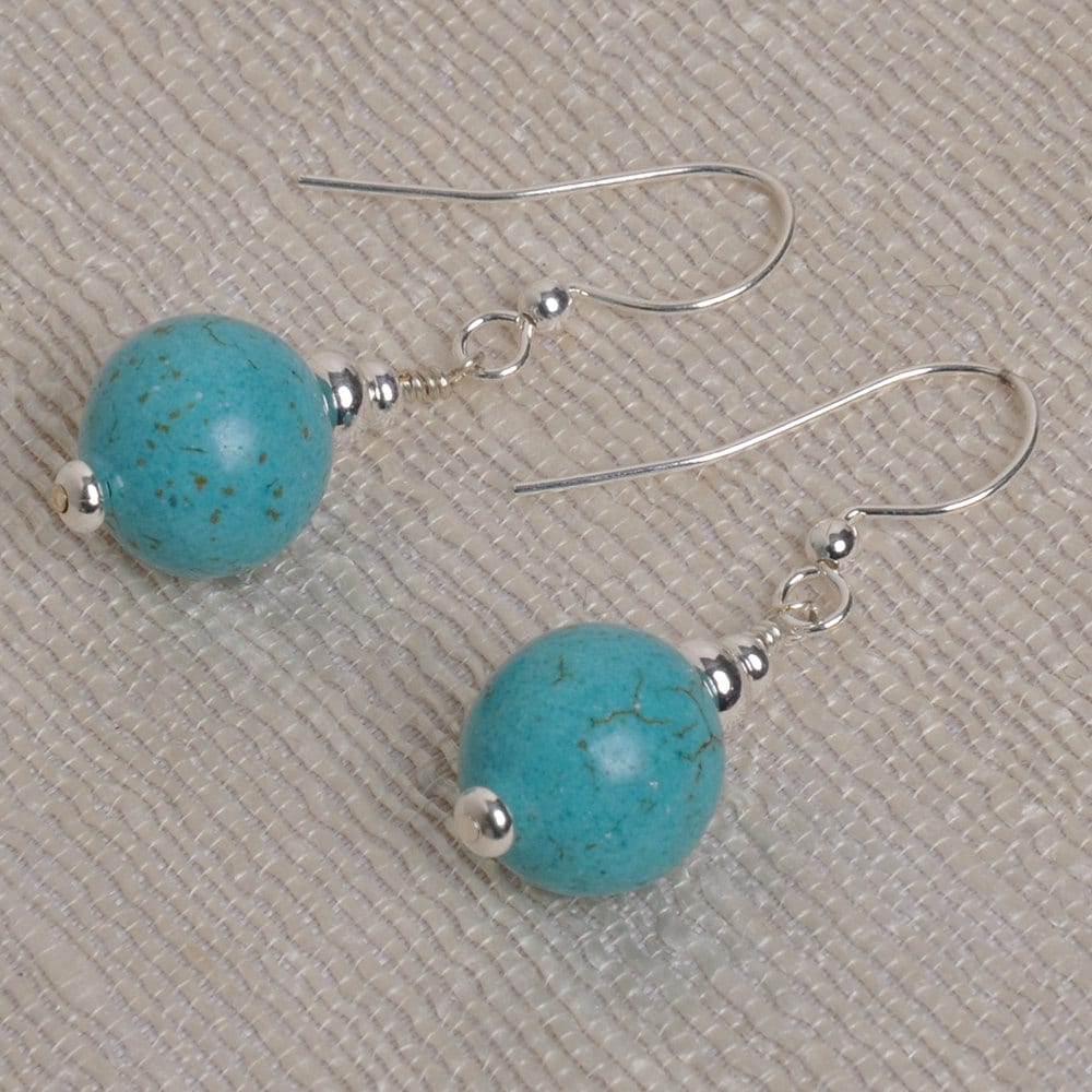 Runde Türkis Perlen Ohrringe, Silberfarbene Akzent Perlen, Und Silber 10 Mm Runde Türkis Perlen Ohrringe, Silberfarbene Akzent Perlen, Und Silber 10 Mm von DesignedByLisbet