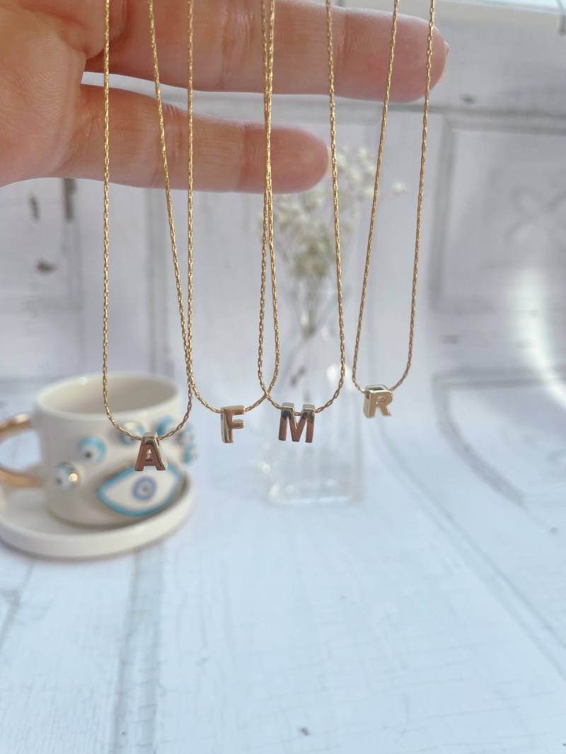 Initial Halskette, Winzig Gold Buchstabe Name Personalisierte Brautjungfern Schmuck von DesignedByUmbrella