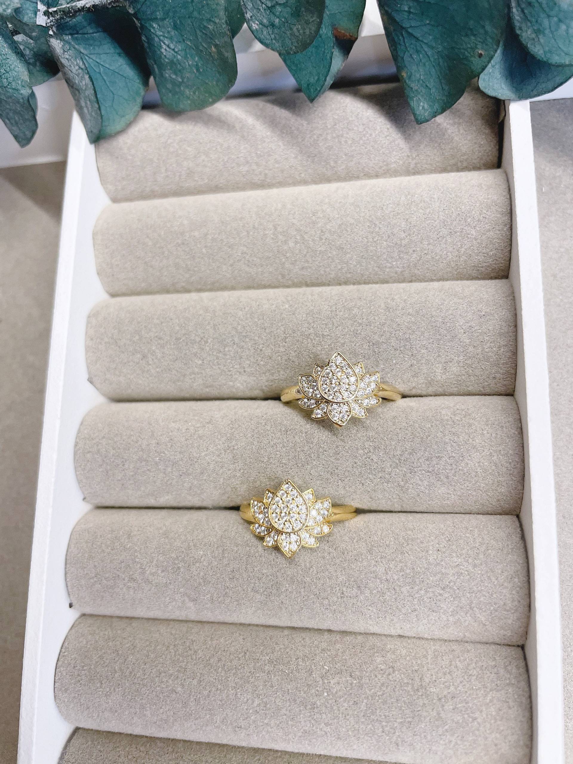 Lotus Ring von DesignedByUmbrella