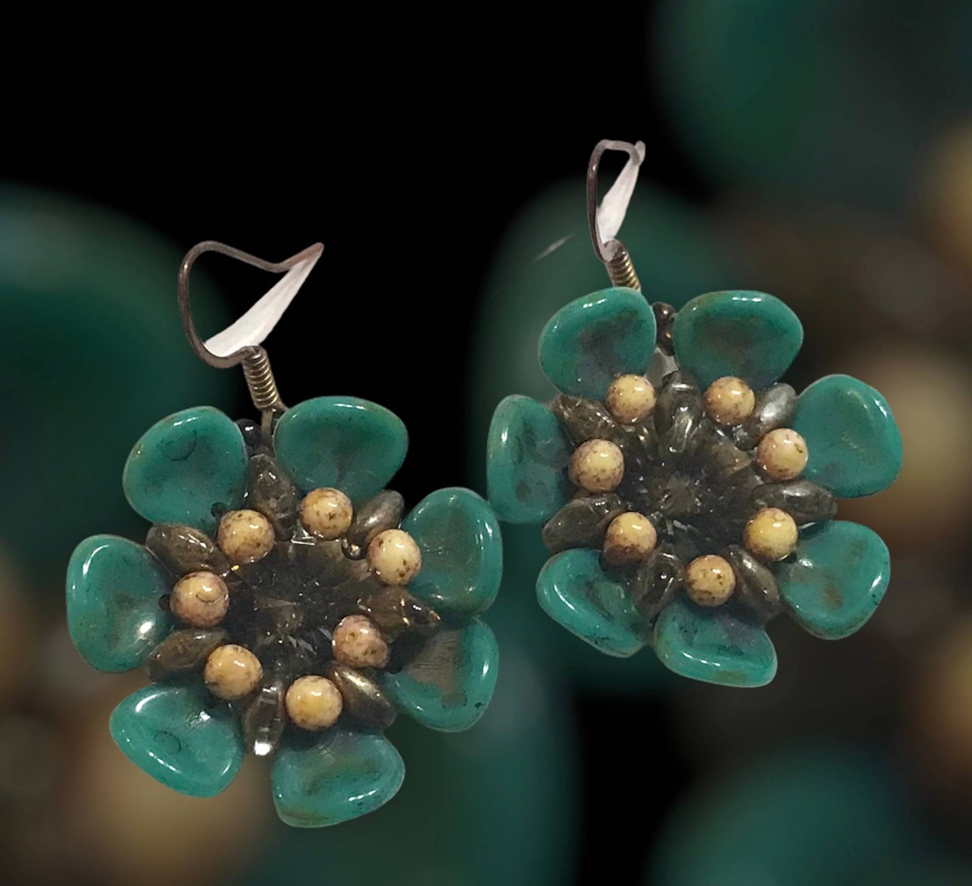 Handgefertigte Perlenohrringe - Florette Blütenblattperlen Türkise Farbe Handgefertigte Perlenohrringe - Florette Blütenblattperlen Türkise Farbe von DesignerBeadwork