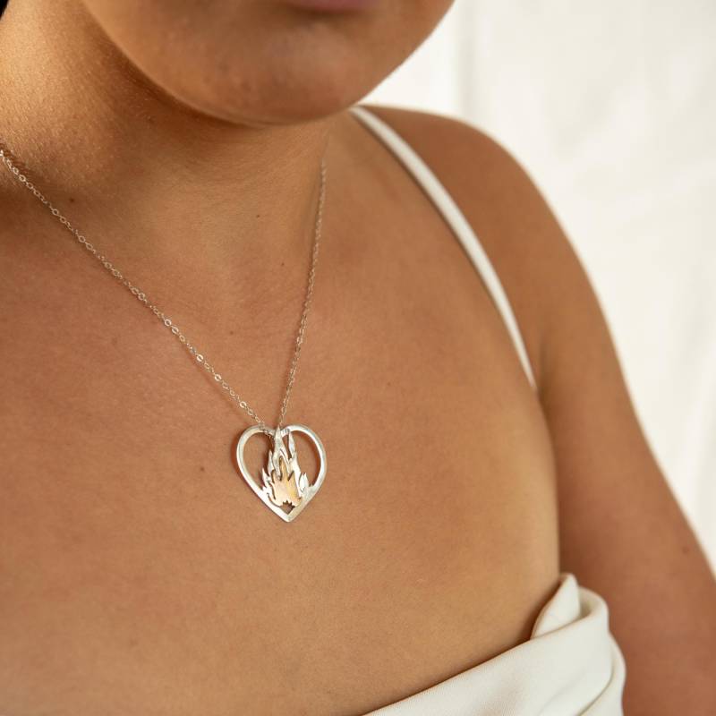 Flammendes Herz Anhänger Aus Sterlingsilber Handgemachter Goldakzent von DesignerEmporio