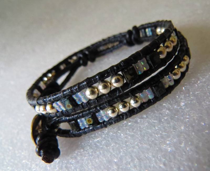 Handgefertigtes Schwarzes Leder Wickelarmband Sterling Silber Picasso Perlen von DesignerEmporio