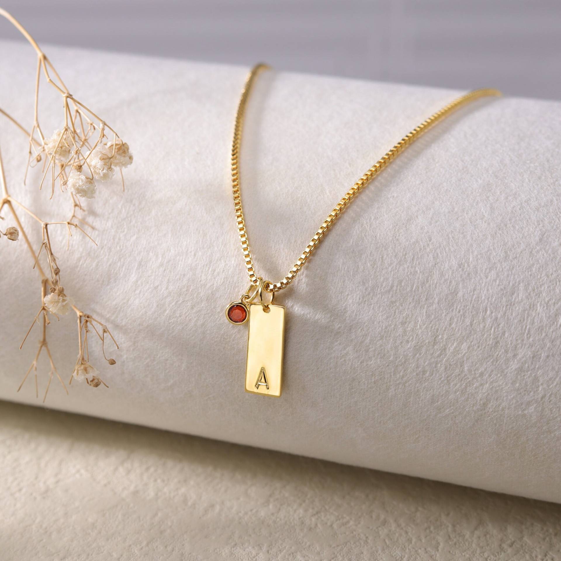 Zierliche Initial Tag Halskette|Personalisierte Gold Bar Halskette|Handgestempelte Buchstabe Anhänger Halskette|Familie Name Initialen Halskette von DesignerNameJewelry