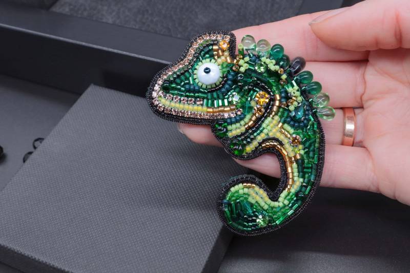 Chamäleon Brosche Grüner Statement Schmuck von DesignerRedcat