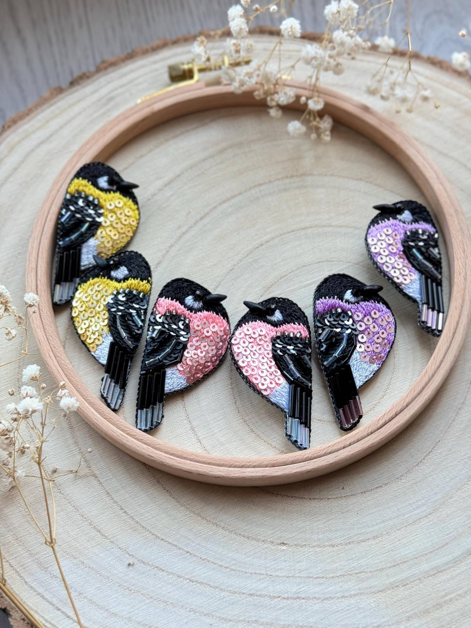 Damen Accessoire, Vogel Brosche, Gestickte Anstecknadel, Lila Kleidung Herbst Dekoration, Originelles Geburtstagsgeschenk, Brosche Meise Damen Accessoire, Vogel Brosche, Gestickte Anstecknadel, Lila Kleidung Herbst Dekoration, Originelles Geburtstagsgeschenk, Brosche Meise von DesignerRedcat