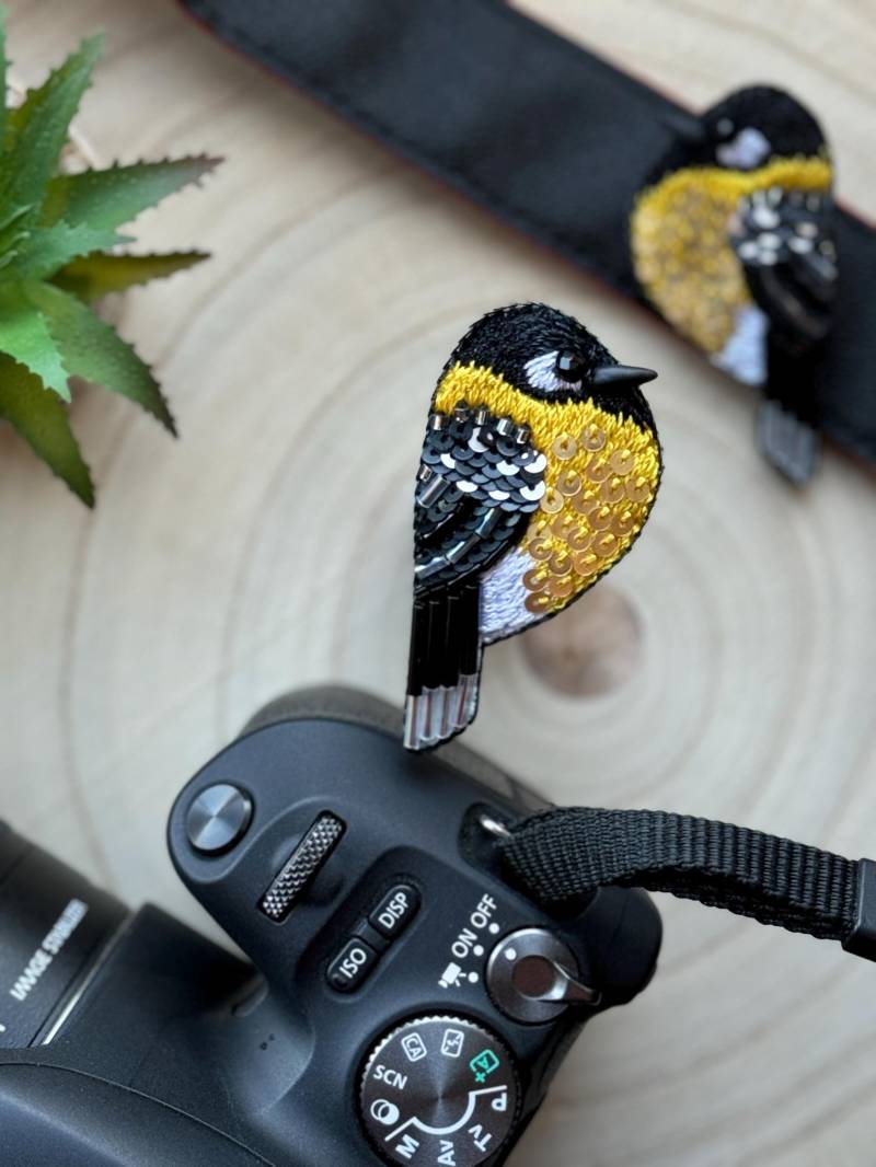 Gelber Vogel Meisen Brosche, Gestickte Brosche, Anstecknadel Geschenk, Weihnachtsgeschenk, Danksagungs-Geschenk, Schmuck, Mama, Vogel, Kleidung von DesignerRedcat