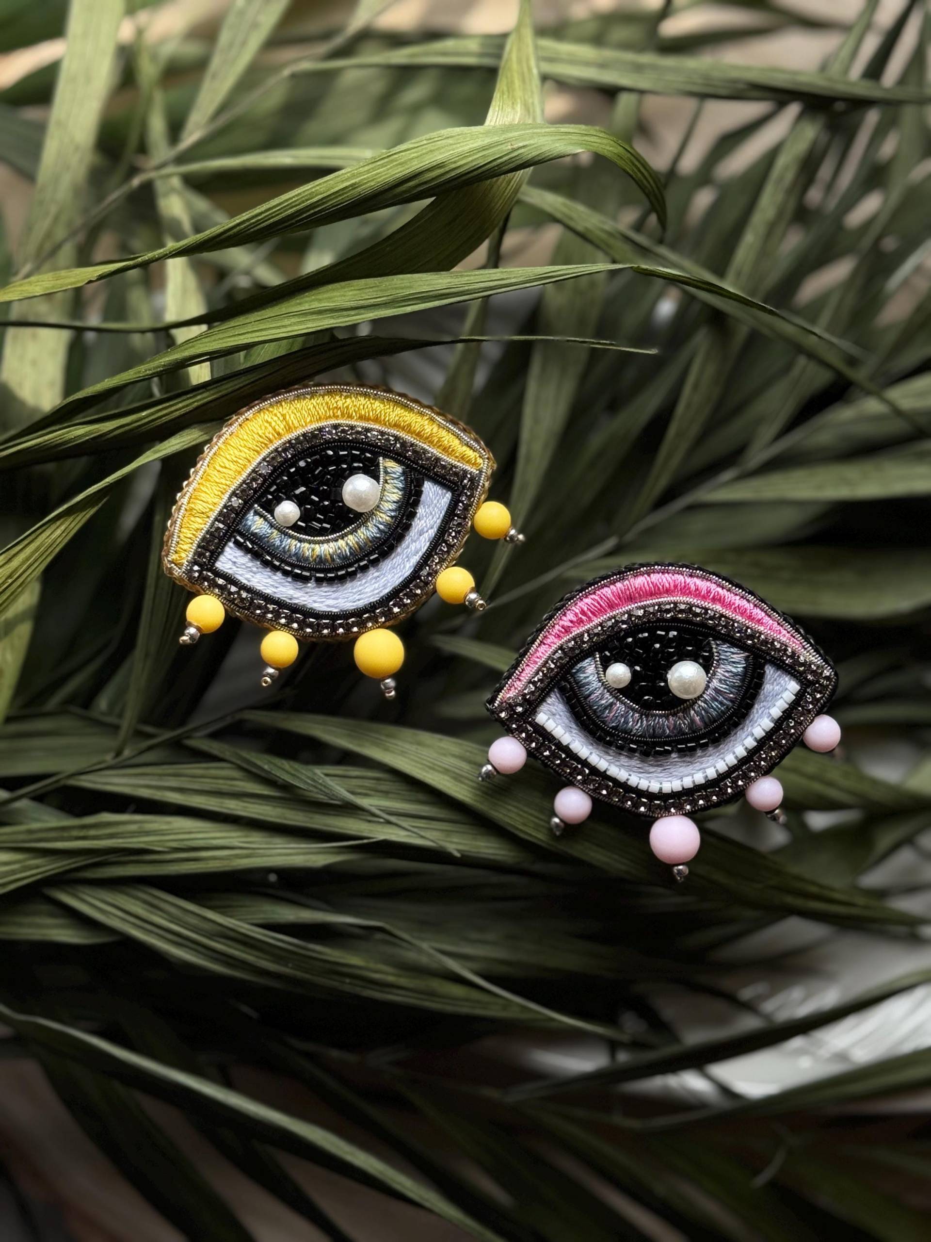 Gestickte Augen Brosche Wimper Pin, Handgemachter Schmuck von DesignerRedcat