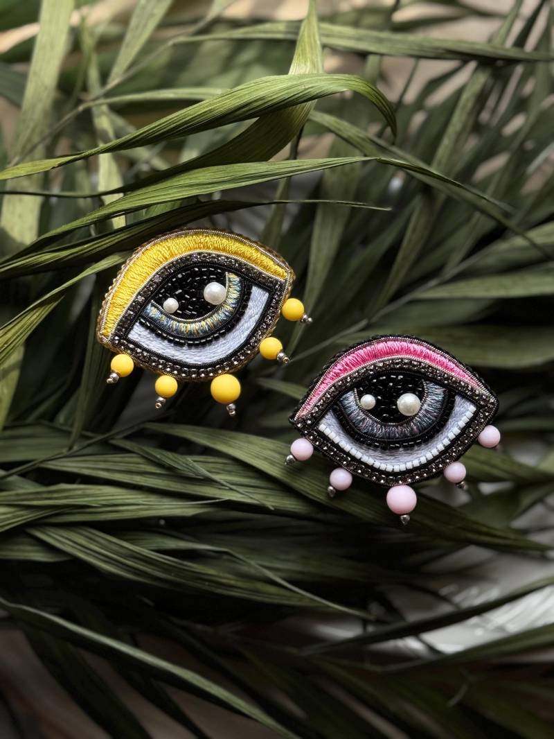 Gestickte Augen Brosche Wimper Pin, Handgemachter Schmuck von DesignerRedcat