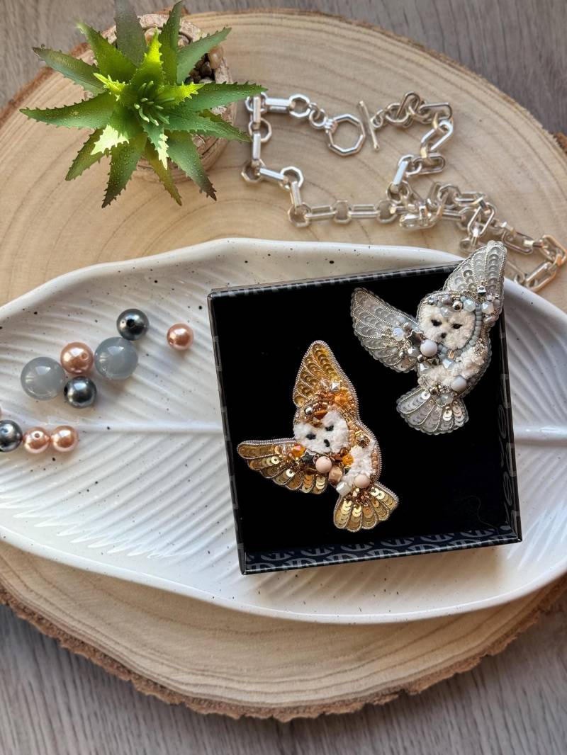 Gestickte Eulen Brosche Handgemachte Perlen Vogel Anstecknadel von DesignerRedcat