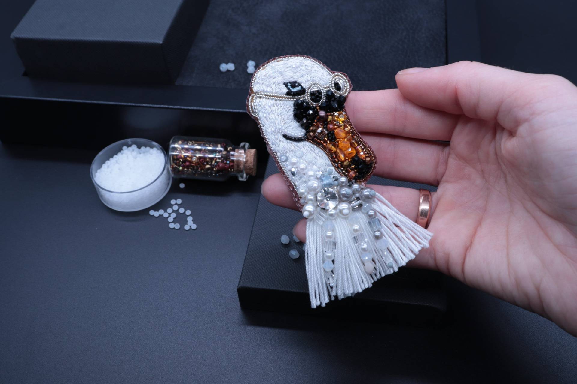 Gestickte Schwan Brosche, Elegante Vogel Pin, Einzigartige Schmuck Geschenk von DesignerRedcat