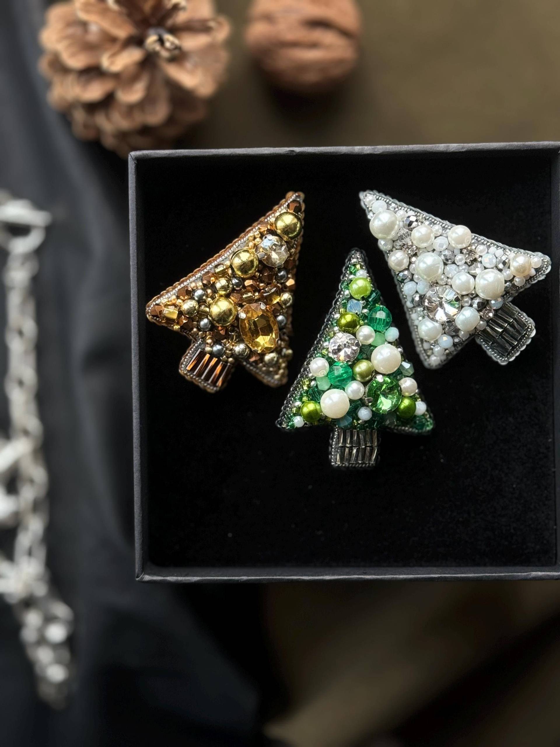 Gestickte Weihnachtsbaum Brosche Handgemachte Anstecknadel von DesignerRedcat