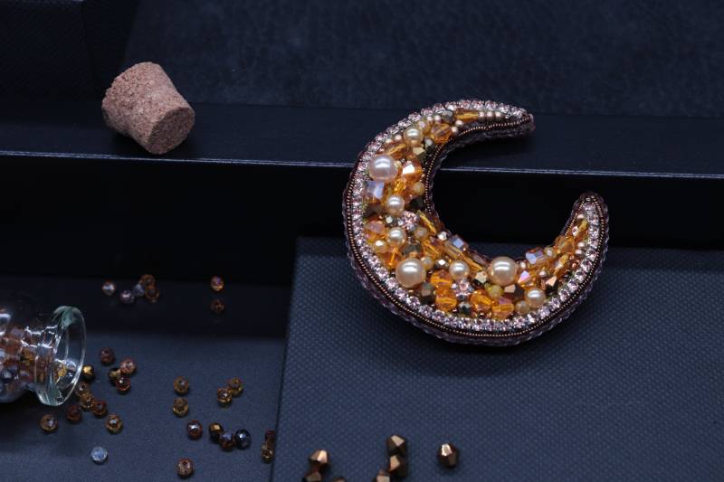 Goldene Halbmond Brosche, Gestickte Perlen Schmuck von DesignerRedcat