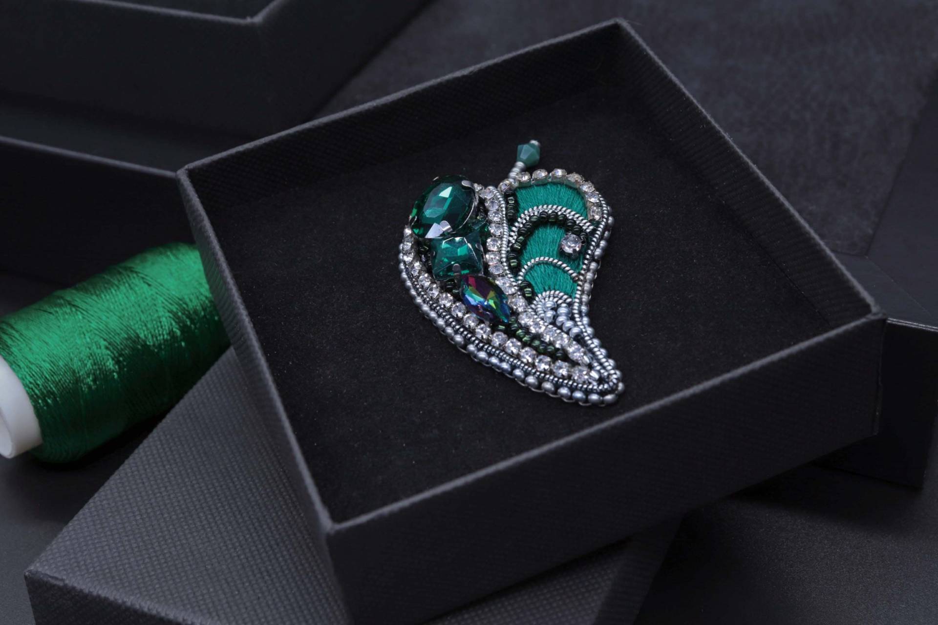 Handgemachte Perlen Brosche Blatt Grünes Herbst Accessoire von DesignerRedcat