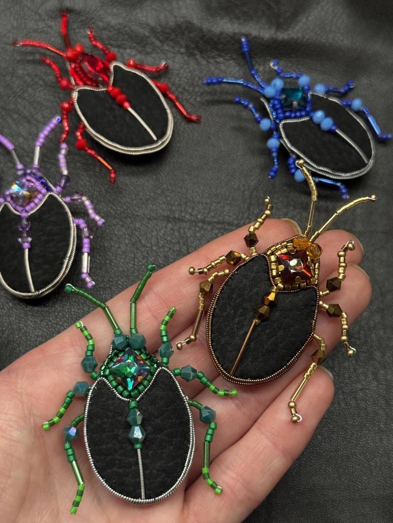 Handgemachte Perlen Brosche Käfer Bunt Insekt Pin von DesignerRedcat