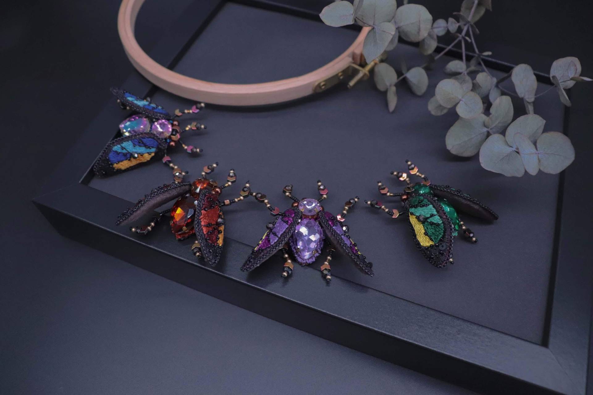 Handgemachte Perlen Brosche Schmetterling Bunt Bestickt von DesignerRedcat