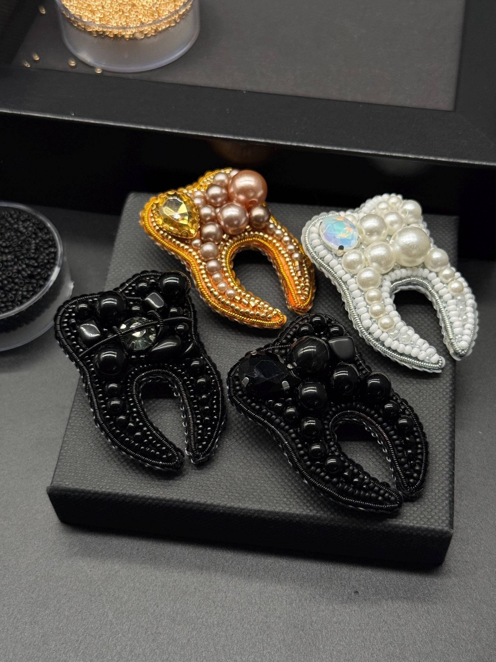 Handgemachte Perlen Brosche Zahnarzt Geschenk von DesignerRedcat