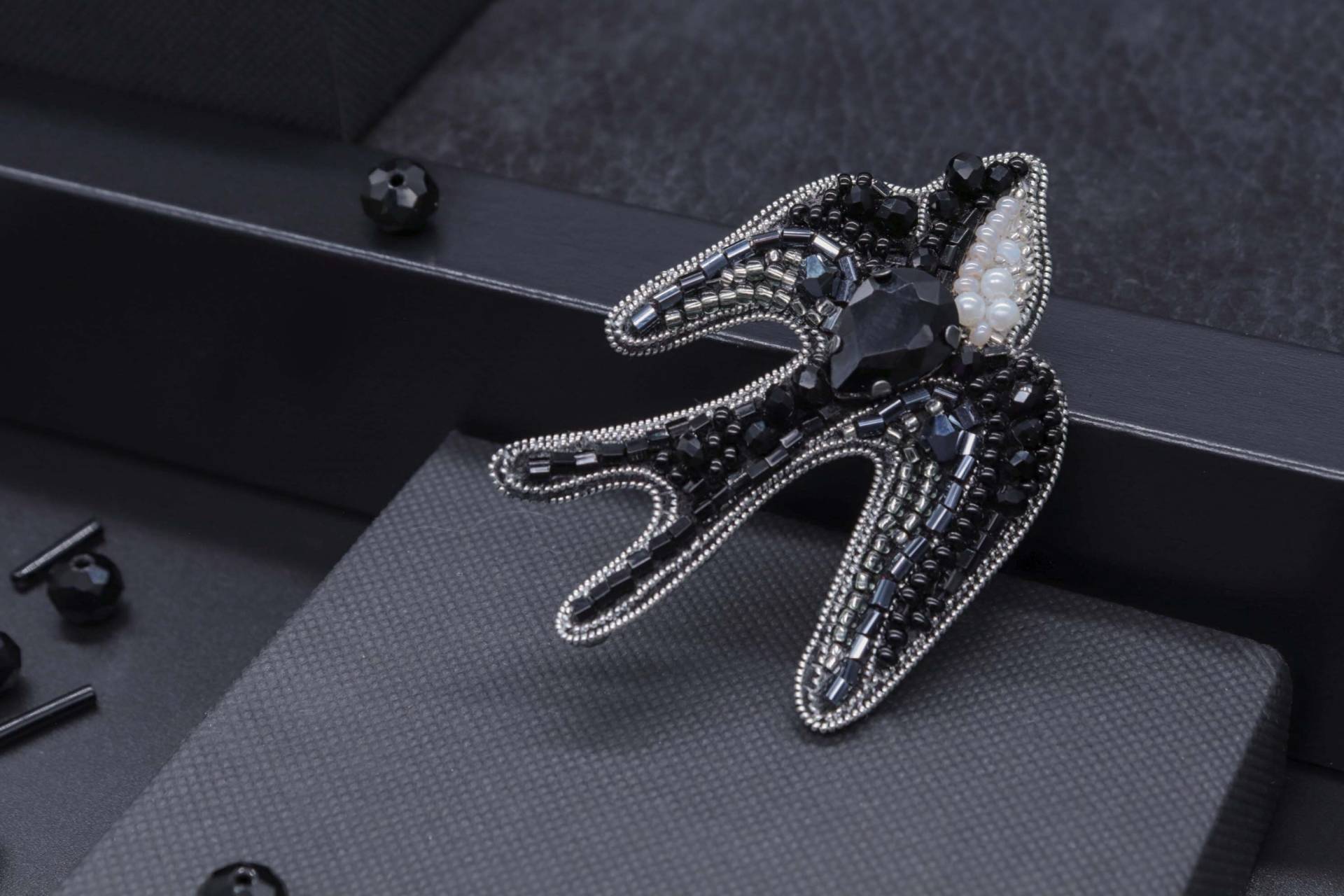 Handgemachte Perlenbrosche Schwalbe Edle Schwarz-Weiße Brosche von DesignerRedcat