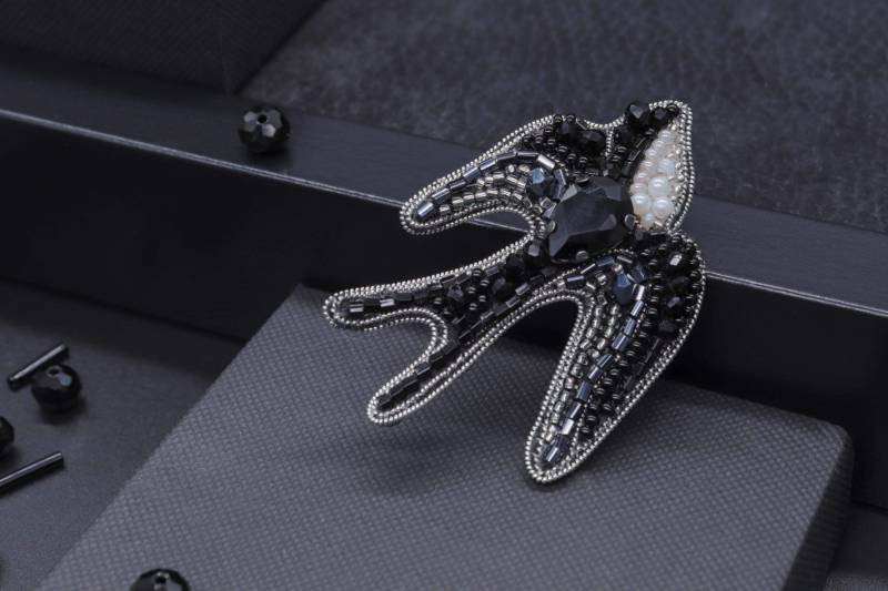 Handgemachte Perlenbrosche Schwalbe Edle Schwarz-Weiße Brosche von DesignerRedcat